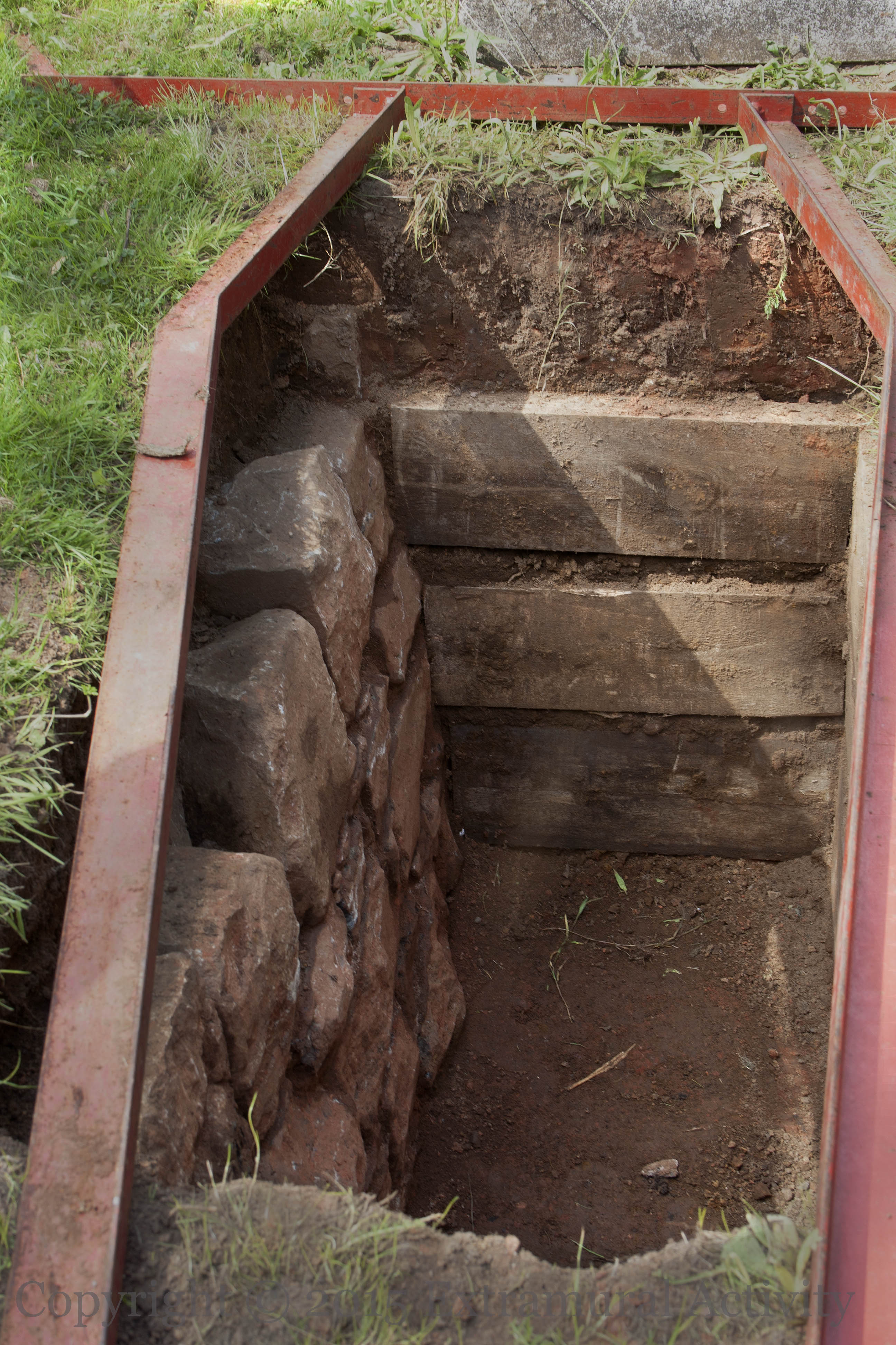 03249 2016-01-12 City Cemetery Buried Wall+